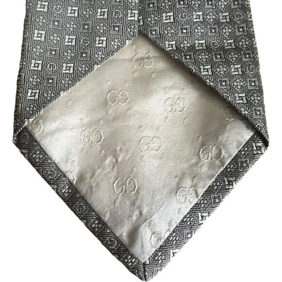 Gucci Men's Silk Necktie 3.5” Wide Silver Geometric Pattern Made in Italy - Picture 2 of 5